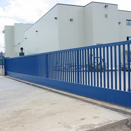 puerta corredera industrial azul