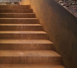 escalera de acero corten