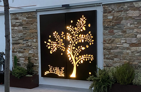 rotulo arbol con luz instalado