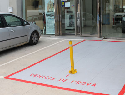 Pilona / barrera abatible manual para reservar plazas de parking