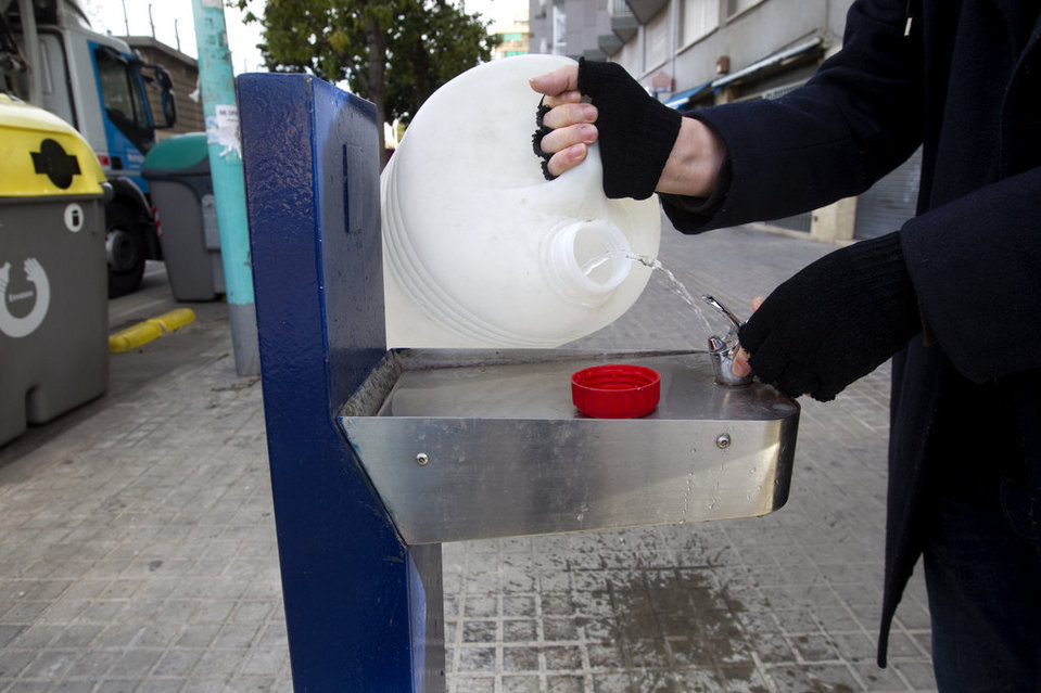 Fuentes antigarrafas fabricadas para impedir el abastecimiento de agua