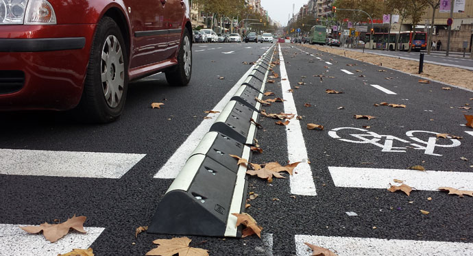 Separadores carril bici Mompe instalados en Barcelona