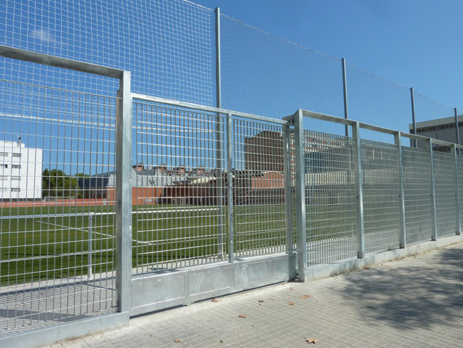 Vallado y puerta de religa para campo de fútbol