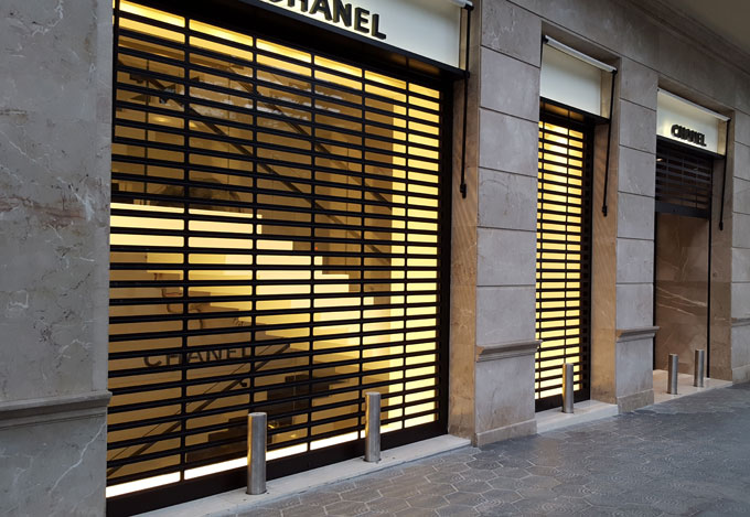 Pilonas automáticas tienda Chanel Barcelona