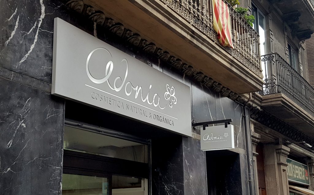 Rótulos en hierro lacado gris claro con logo de la marca iluminado LED