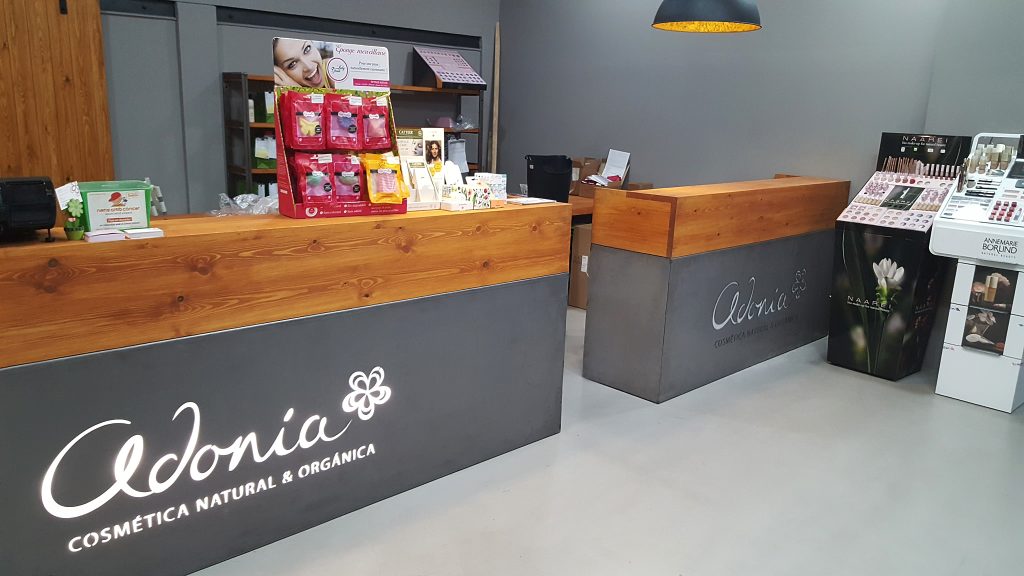 Mobiliario para tienda de cosmética natural Adonia en Barcelona