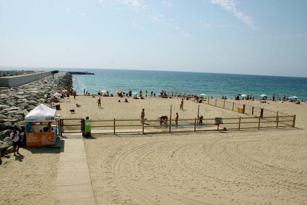 Instalaciones de mobiliario completo en la playa de perros en Barcelona
