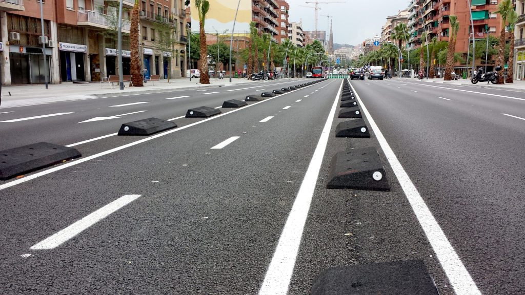 Instalación de separadores viales de caucho SEMART en el carril bici de Barcelona