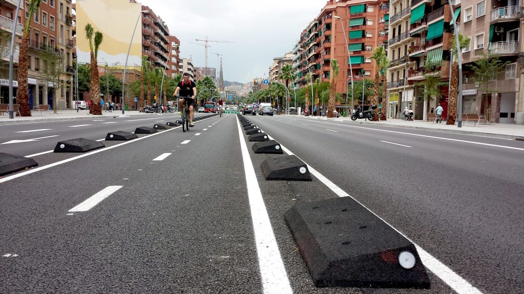 Instalación de separadores viales de caucho SEMART en el carril bici de Barcelona