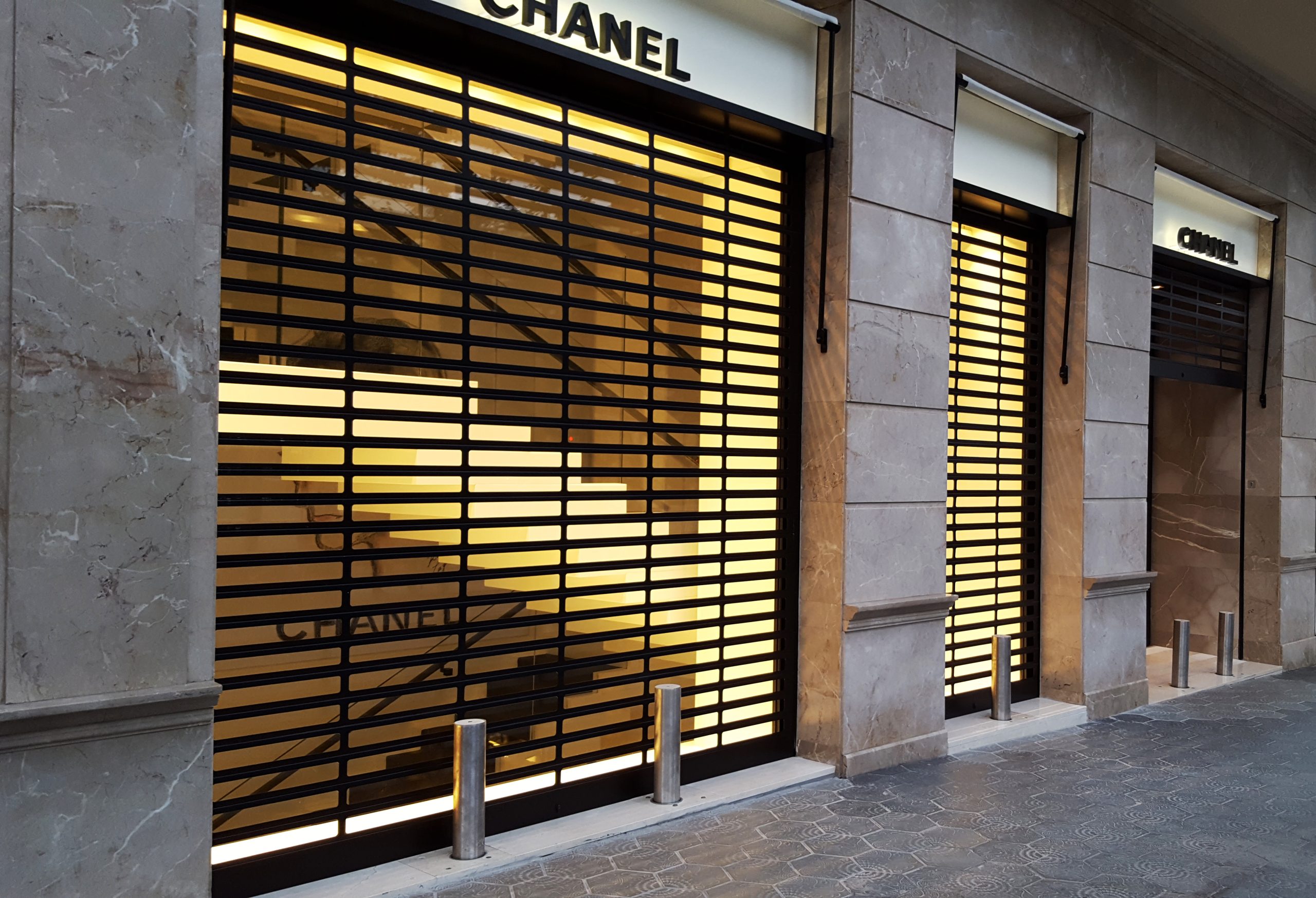  Instalación de pilonas escamoteables anti alunizaje de alta seguridad en la boutique de Chanel