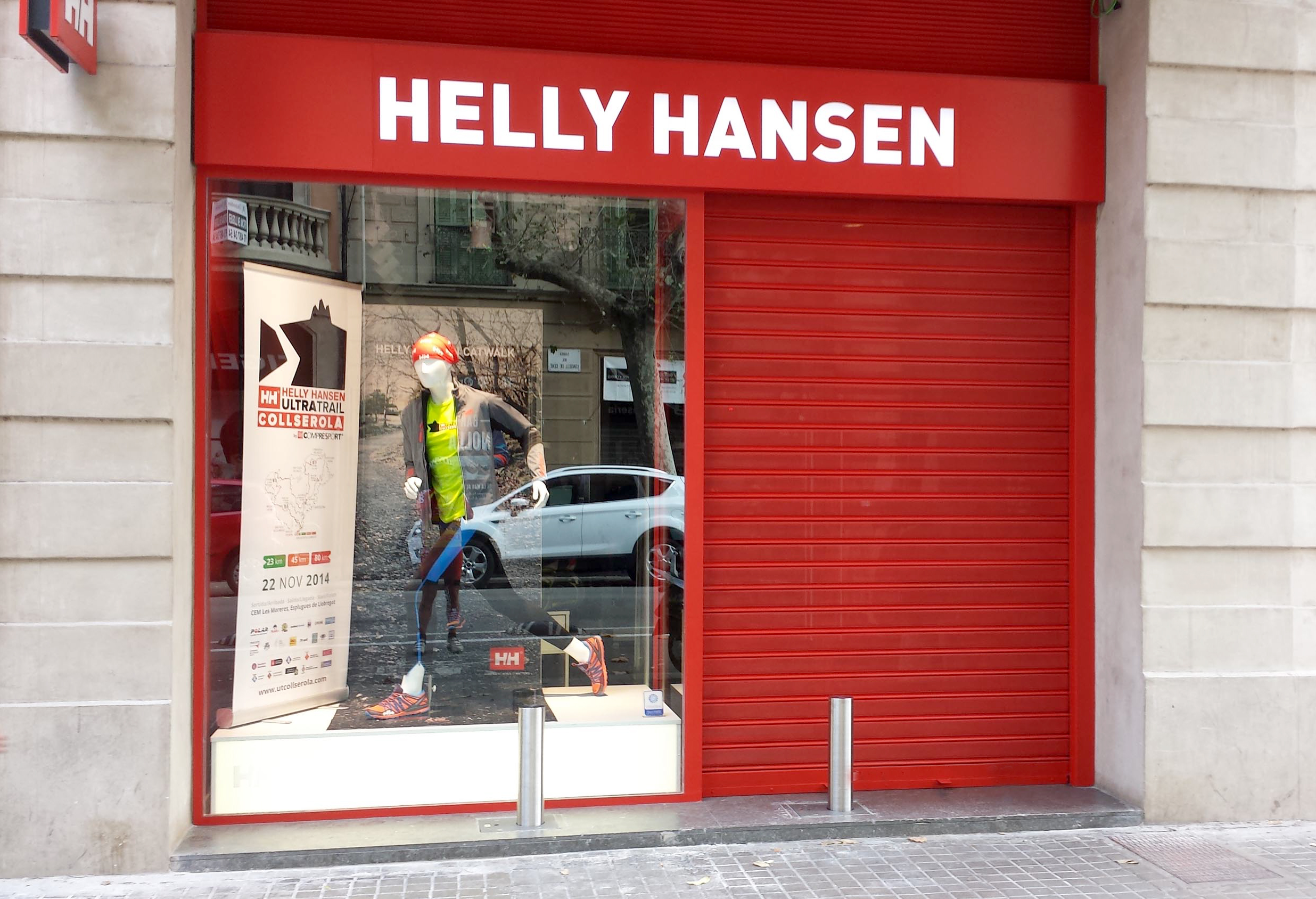  Instalación de pilonas escamoteables anti alunizaje de alta seguridad en Helly Hansen