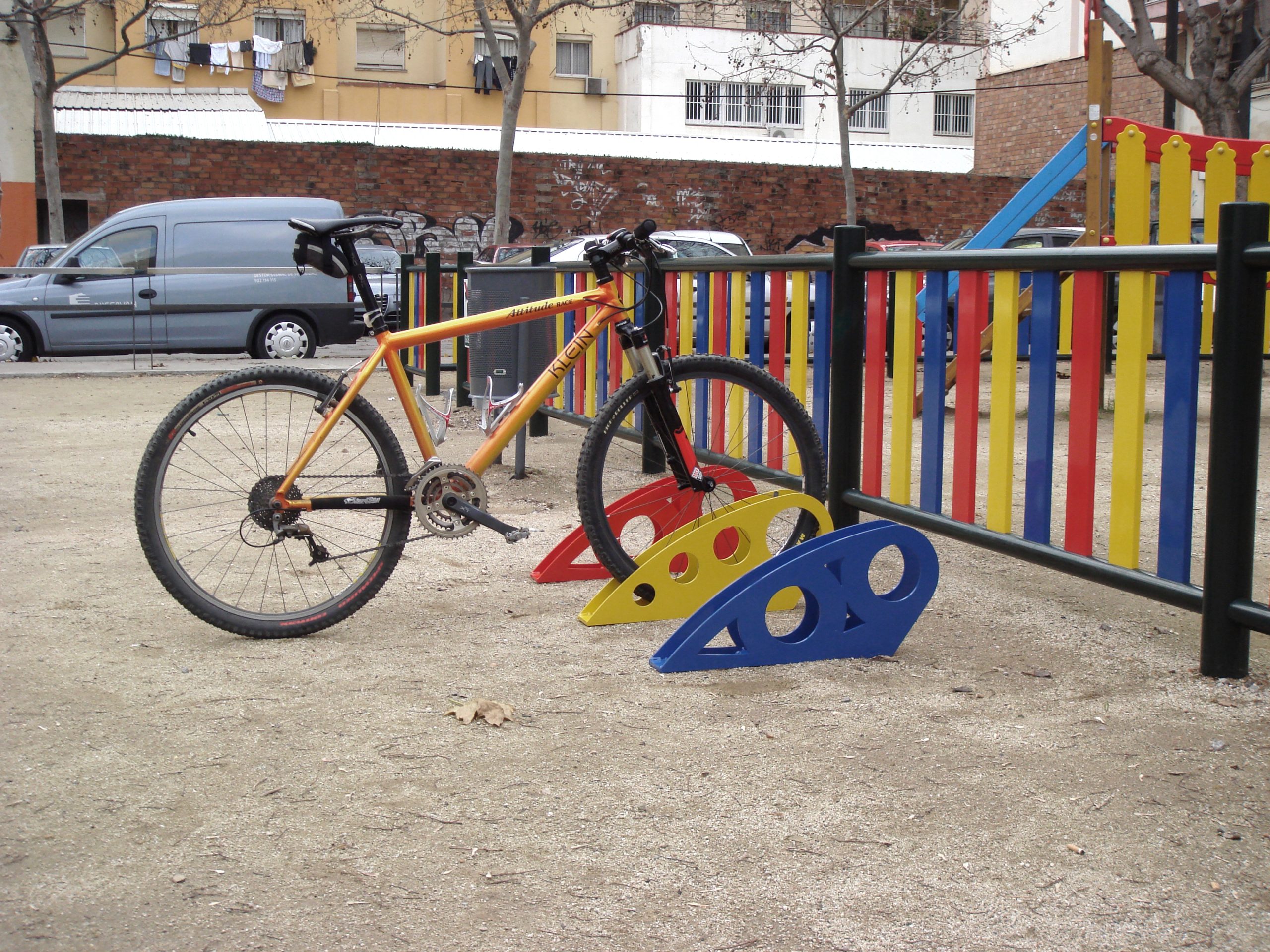 Conjunto de vallas y aparca bicicletas para parque 