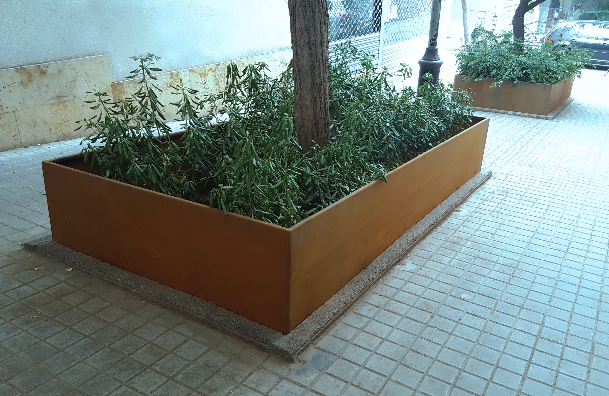 Instalación de jardineras a medida de acero Corten para mejorar la estética de las calles de Masnou