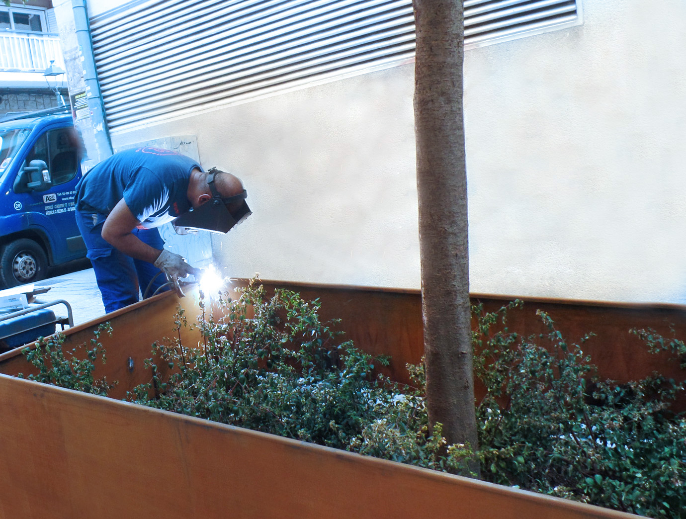 Instalación de jardineras a medida de acero Corten para mejorar la estética de las calles de Masnou