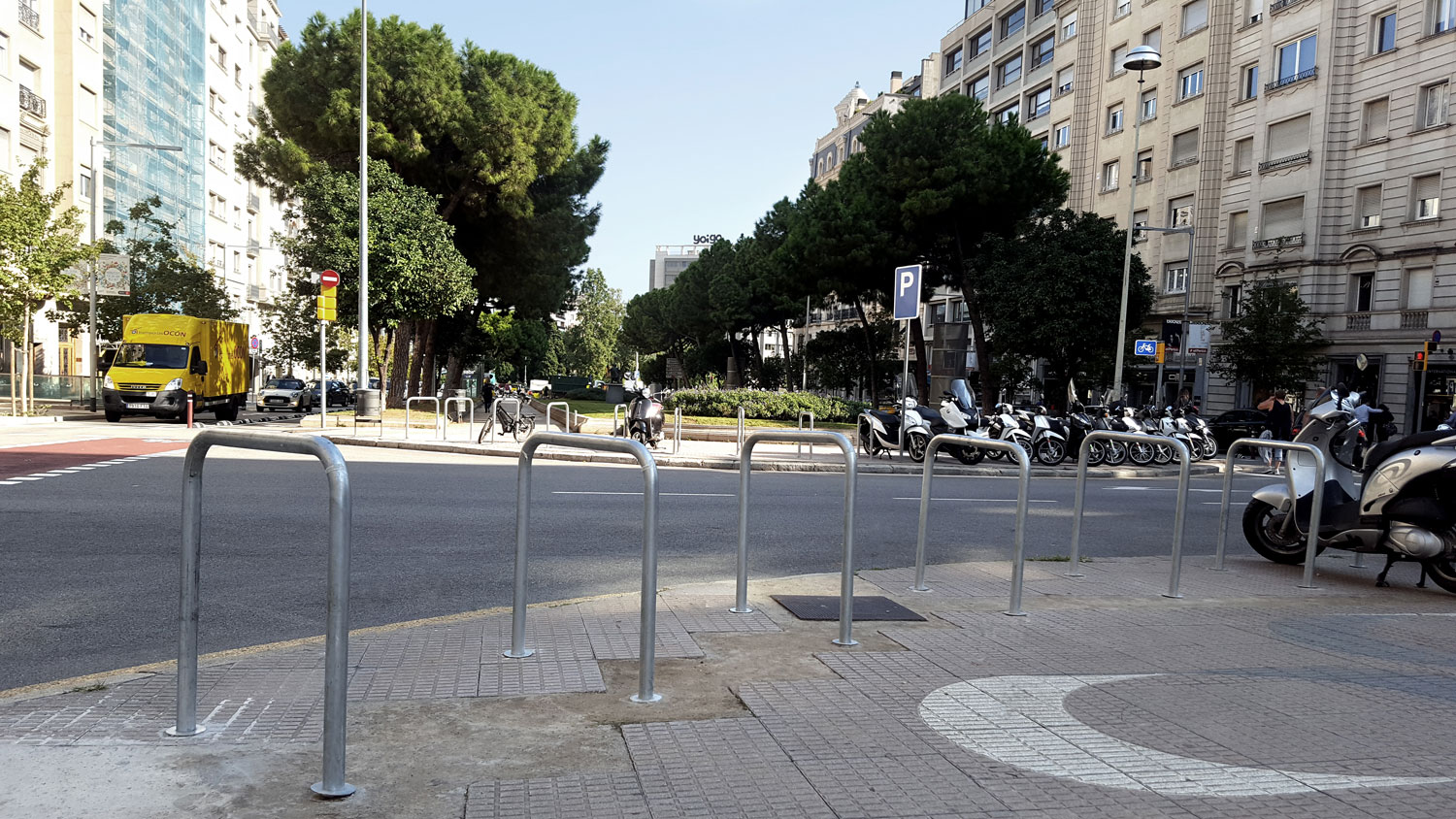 Aparcabicicletas en la plaza de Francesc Macià, Barcelona