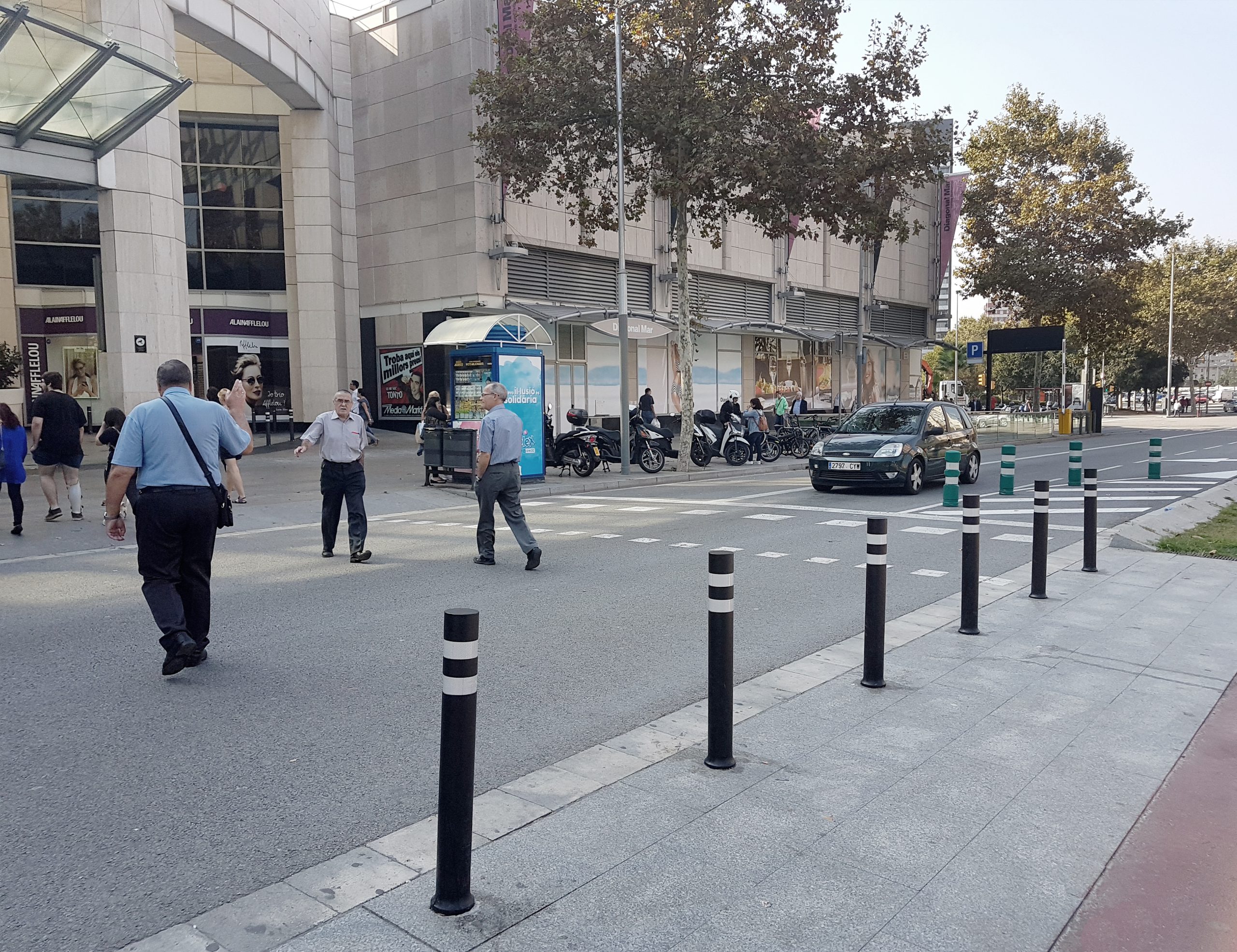 Pilonas flexibles A-Resist instaladas en Diagonal del Mar en Barcelona