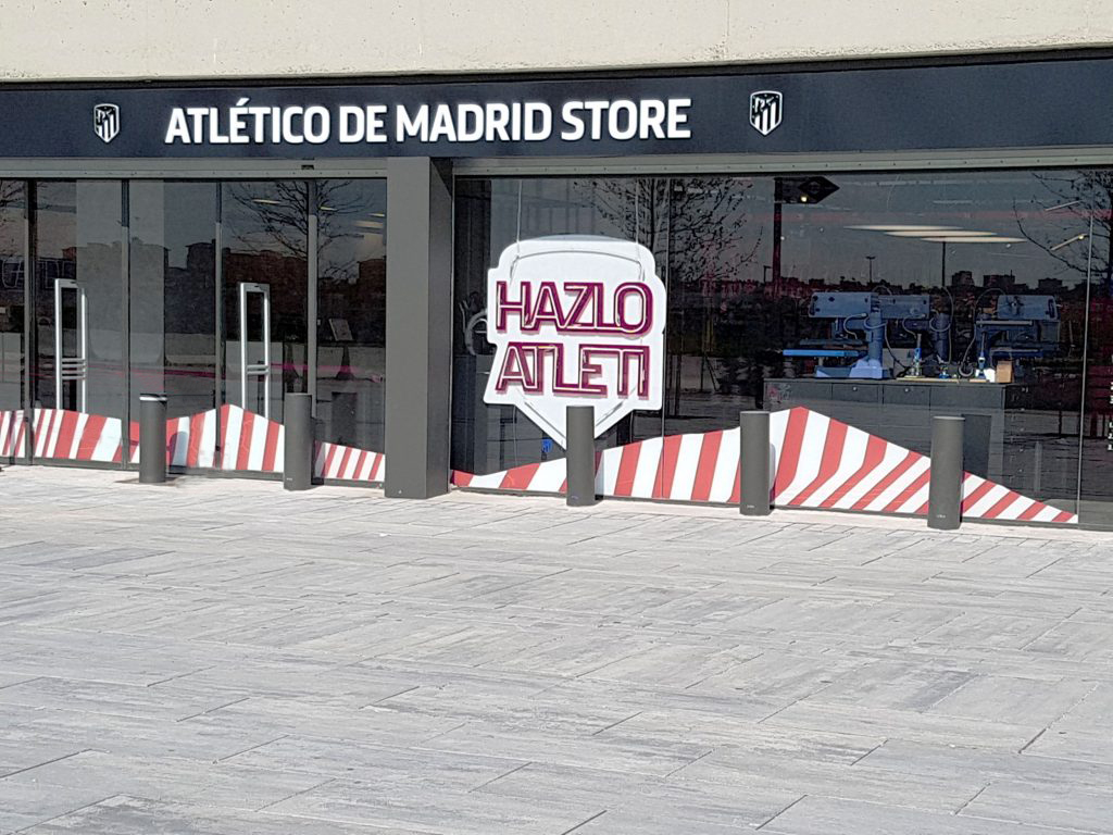 Pilonas de seguridad tienda Atlético Madrid Estadio Wanda Metropolitano