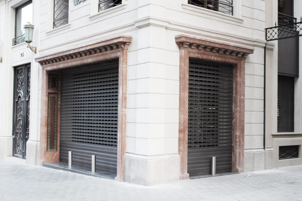 Bolardos de seguridad instalados en la tienda de lujo Santa Eulalia