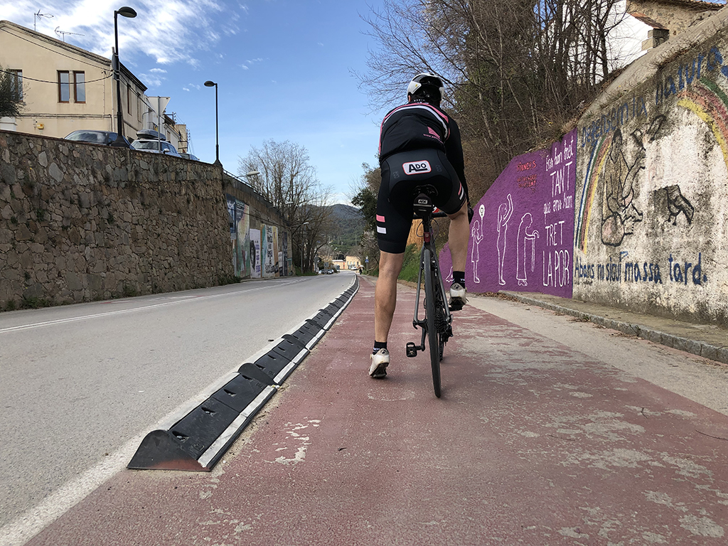 Separador vial carril bici en Argentona