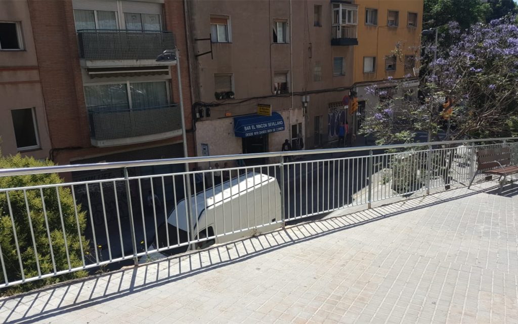 Barandillas barroteras fabricadas a medida y colocadas en el barrio de Horta-Guinardó, de Barcelona. Barandillas que combinan la parte barrotera en hierro galvanizado en caliente, con el pasamano superior en acero inoxidable.