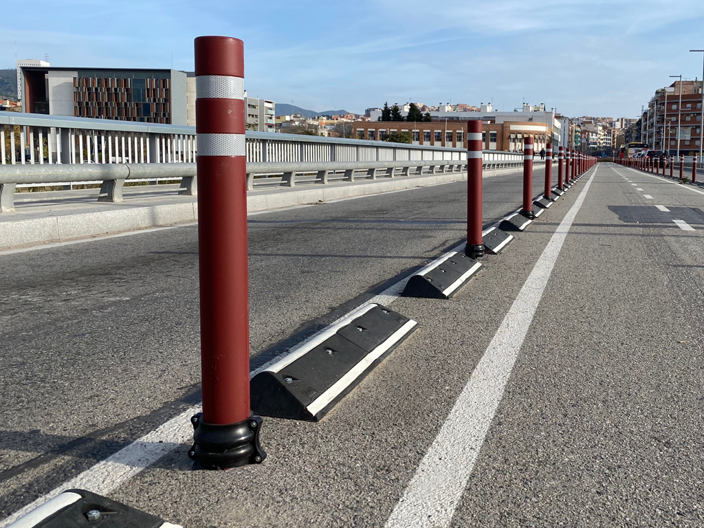 Pilonas A-Flex DT carril bici para atornillar en Santa Coloma