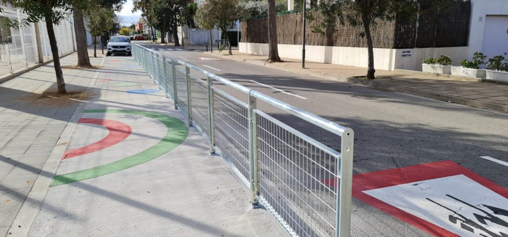 Instalación barandilla en la salida de un colegio