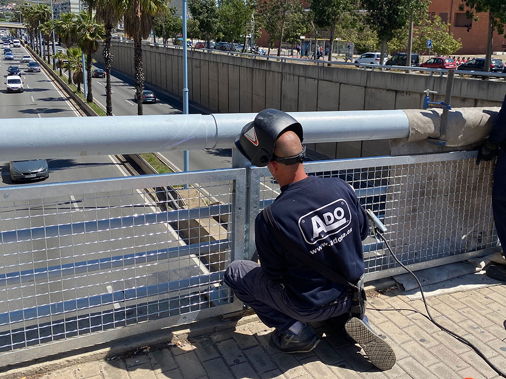 Instalación de malla de seguridad sobre barandillas