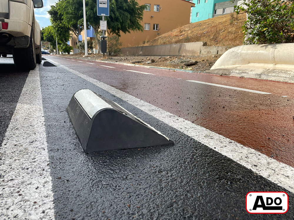 Instalación de separadores viales Mompe 3 en carril bici