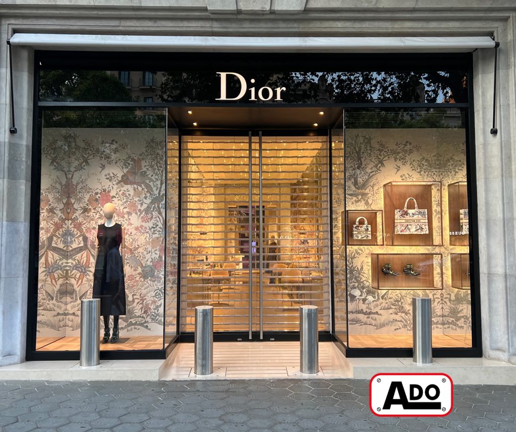 Pilonas seguridad instaladas en tienda de lujo Dior Barcelona