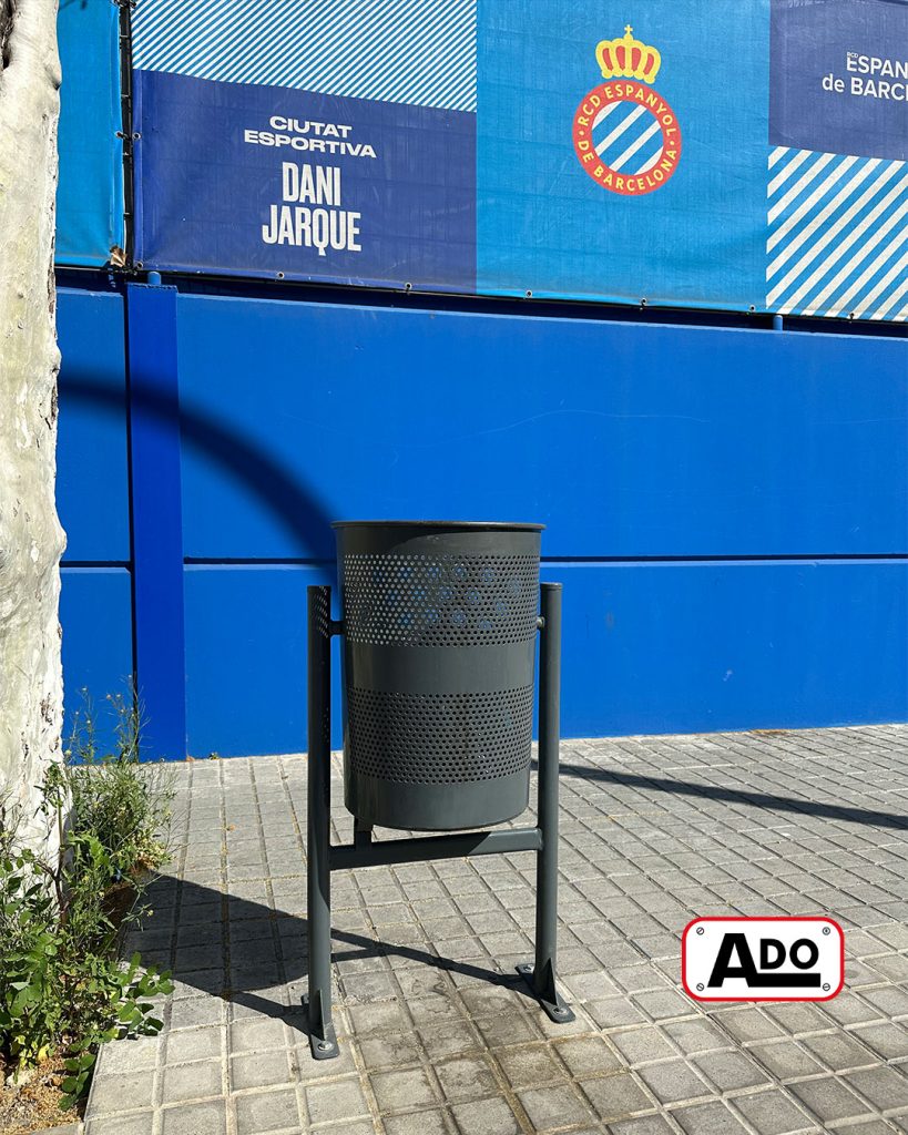 Papelera Circu instalada en Cornellá