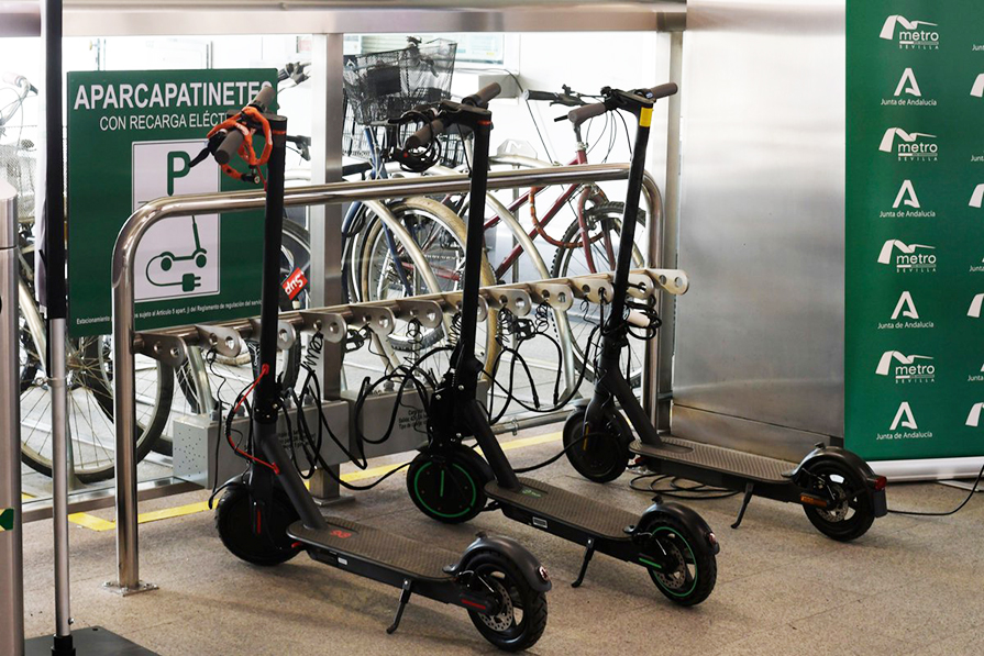 Instalación de aparcapatinetes Scooter en el metro de Sevilla