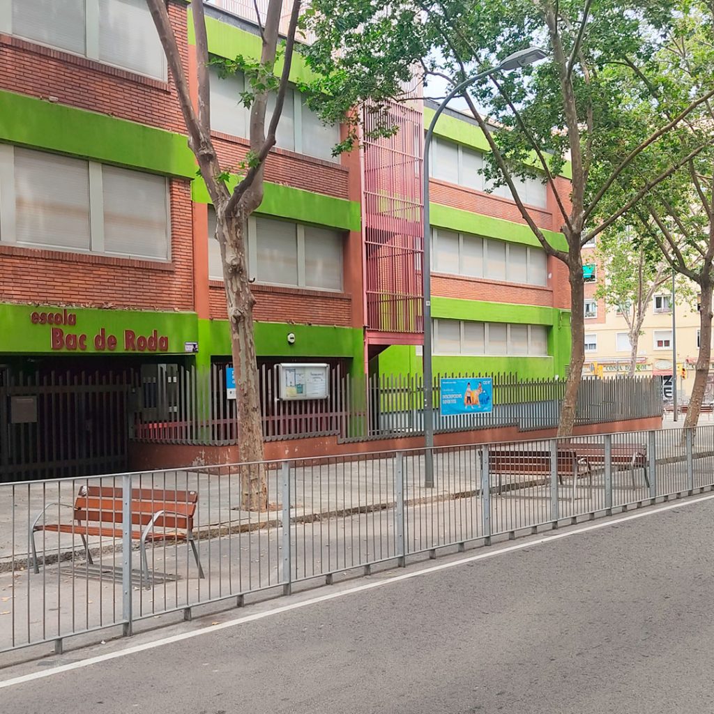 Barandilla Barcino en la Escuela Bac de Roda instalada