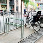 Espacios para estacionar bicicletas y patinetes.