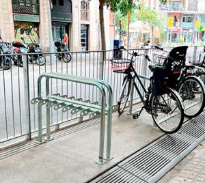 Espacios para estacionar bicicletas y patinetes.