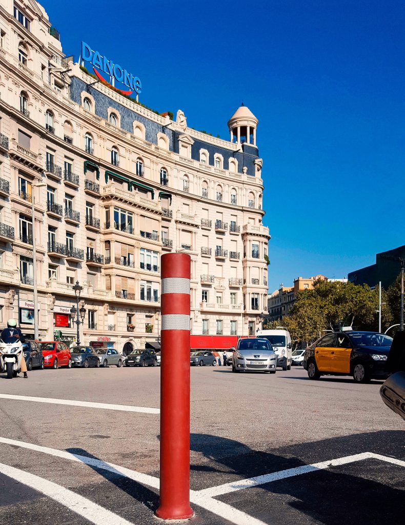 instalacion en barcelona de pilonas aflex para carril bici