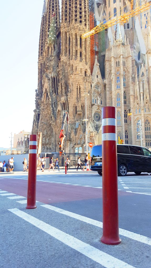 instalacion en barcelona de pilonas aflex para carril bici