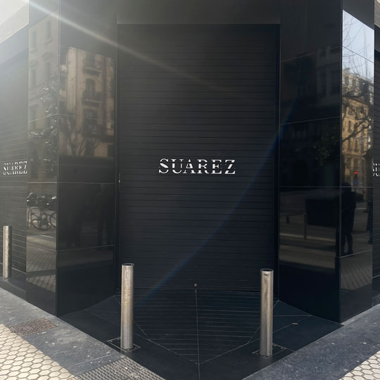 pilonas de seguridad en Joyeria Suarez