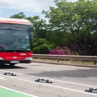 Separador de carril bici, mobiliario urbano de barcelona.