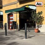 pilonas fijas barcelona en una calle peatonal