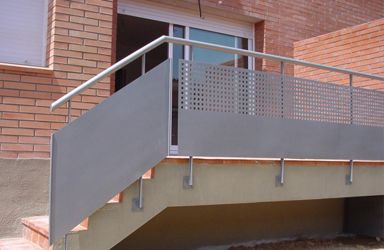 ✓ Barandillas metálicas para escaleras y porches