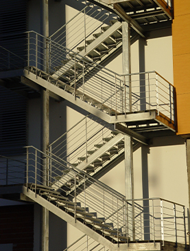 escalera metalica de emergencia instalada