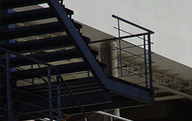escalera metalica de emergencia instalada