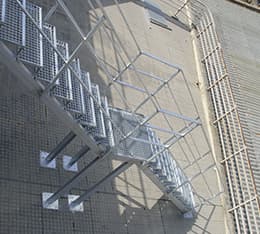Escalera metalica instalada