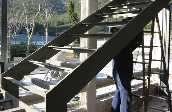 escalera metalica de interior instalada