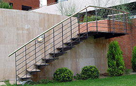 escalera metalica instalada