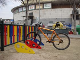 aparca bicicletas de colores
