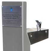 placa conmemorativa en fuente