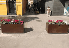 jardineras en posición cerrada evitando el paso de vehículos jardineras en posición cerrada evitando el paso de vehículos