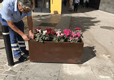 detalle de apertura del bloqueo de la jardinera