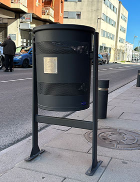 papelera Barcelona instalada con logo personalizado